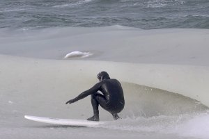 Sessão de surf rara em ondas semi-congeladas em Nova Iorque