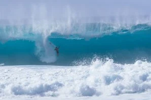 Pipeline acordou instável, irregular, mas absolutamente cativante - crónica do segundo dia do Pipe Challenger 2026