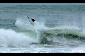 SLATER FAZ O INESPERADO E COMPLETA AÉREO 540 REVERSE @ BALEAL / PENICHE