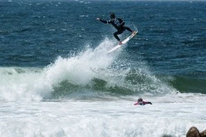 Martim Nunes e Maria Salgado fazem as melhores ondas no 2ª dia no Go Chill Porto Pro