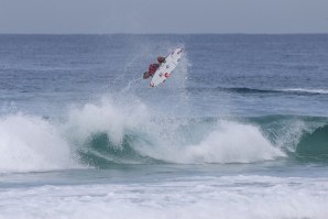 Gabriel Medina completou um backflip pela primeira vez em competição.