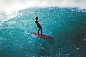 O estilo e elegância de Gerry Lopez em Banzai Pipeline.