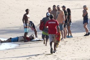 Logo após chegar à areia, o surfista Norte Americano foi socorrido