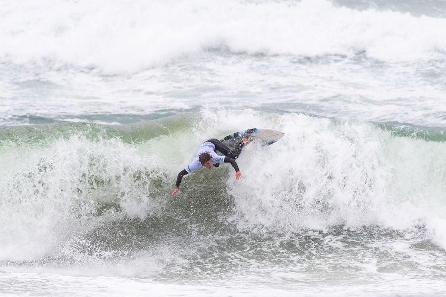 Portugueses avançam em força para os oitavos-de-final masculinos no Caparica Surf Fest