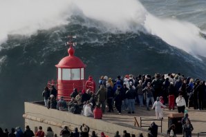 Praia do Norte da Nazaré no seu estado mais bruto e impressionante