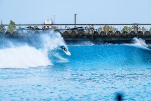 Estreia histórica do Championship Tour no Médio Oriente, Surf Abu Dhabi Pro já começou