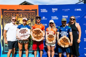 Os vencedores e finalistas juntos com o CEO da WSL assim como de Jessy Milley Dier