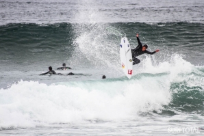 SURFISTAS TESTARAM HOJE AS ONDAS DA COSTA DE CAPARICA