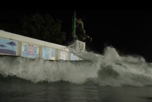 Uma noite de Jamie O&#039;Brien na famosa piscina de ondas do Texas