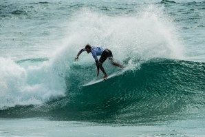 Frederico Morais a rasgar com vontade na Caparica.