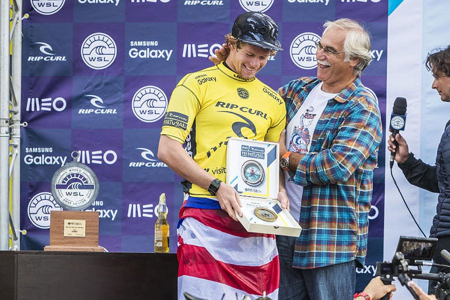 Em 2016, a saudar o novo campeão do Mundo na sua casa, a arena dos Supertubos, Peniche.