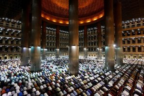 A Religião tem um poder muito grande junto das faxas etárias mais velhas assim como nas zonas rurais na Indonésia