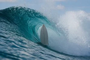 Mercado de pranchas na Europa pode triplicar até 2034 — crescimento impulsionado pelo turismo e escolas de surf