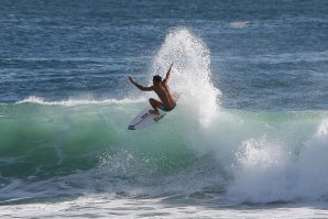 Frederico Morais já aquece motores em Snapper Rocks