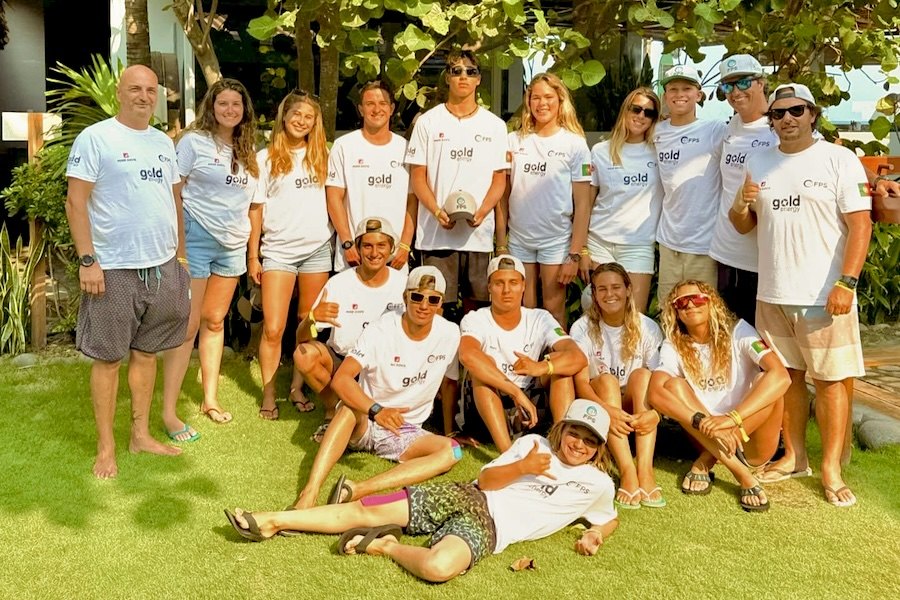 David Raimundo à direita com a comitiva e Selecção Portuguesa de Surf em El Salvador