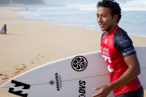 Joshua Moniz retirado de ambulância após queda em Supertubos