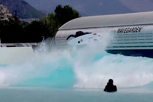 Halley Baptista testa a piscina de ondas Alaïa Bay na Suiça
