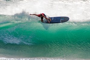 Australiano Harley Ingleby a lidar com as condições de surf no 2.º dia em Taiwan. 