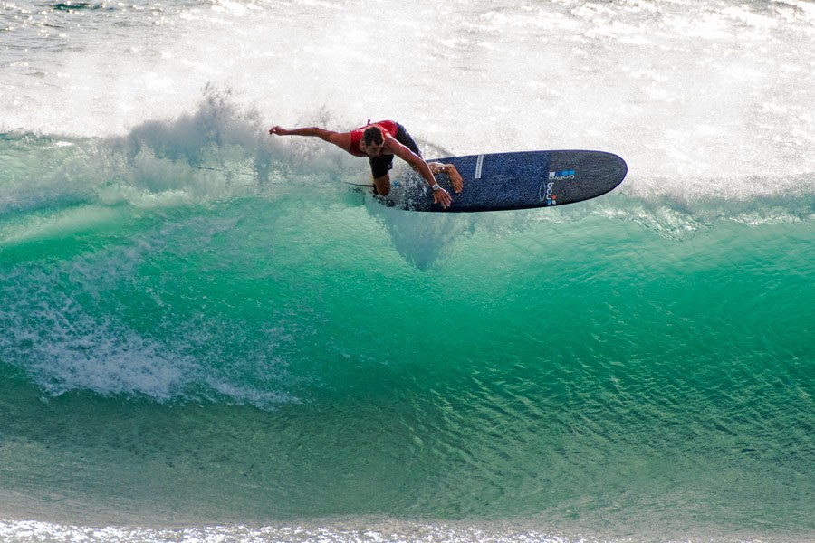 Australiano Harley Ingleby a lidar com as condições de surf no 2.º dia em Taiwan.