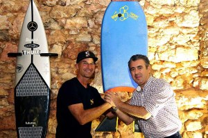 Mike Stewart com o presidente da Câmara da Nazaré, Walter Chicharro, que apadrinhou a iniciativa.