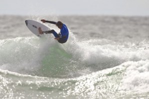 O jovem francês Marco Mignot a bater forte nas ondas de Biscarrosse.