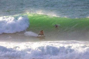 Francisca Veselko imparável está nas 1/2 finais do mundial junior de surf