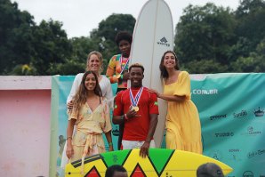 Marilu Gonçalves e Roly Felix, vencedores do Pro Surf São Tomé, com Maria Magalhães, Francisca Sequeira e Veridiana Bressane