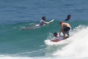 MICK FANNING &#039;SURFOU&#039; UM BODYBOARDER