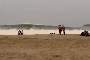 Sessão gigante em Puerto Escondido, com tubos massivos, mar pesado e um line-up em modo sobrevivência.