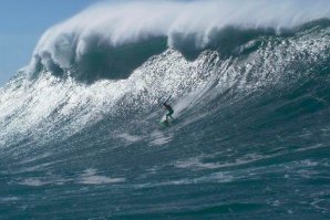 Joana Andrade a dropar a onda da Nazaré