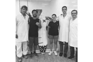 Alejo Muniz junto aos médicos envolvidos na sua recuperação.