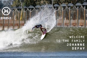 Johane a praticar o seu surf na piscina artificial da WSL