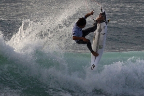 Yago Dora a extrapolar limites em Manly Beach.