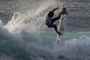 Yago Dora a extrapolar limites em Manly Beach. 