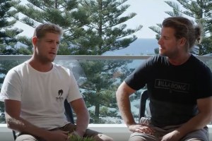 Conversa animada entre dois ícones do surf mundial.