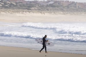 Surfistas da WSL em super sessão nos Supertubos - Clay Marzo junta-se a eles ... mas de calções