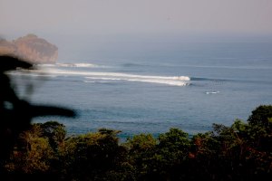 O Surf e a beleza da remota West Sumbawa