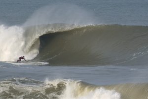 Slab português acorda pesado ao nascer do sol - bodyboarders dominam sessão