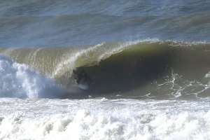 João Maria Mendonça e Martim Carrasco surfam ondas tubulares na boca de um Rio