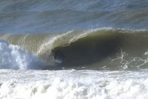 João Maria Mendonça e Martim Carrasco surfam ondas tubulares na boca de um Rio