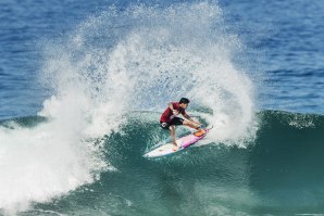 O goofy Gabriel Medina a surfar de frontside as esquerdas da Itaúna.