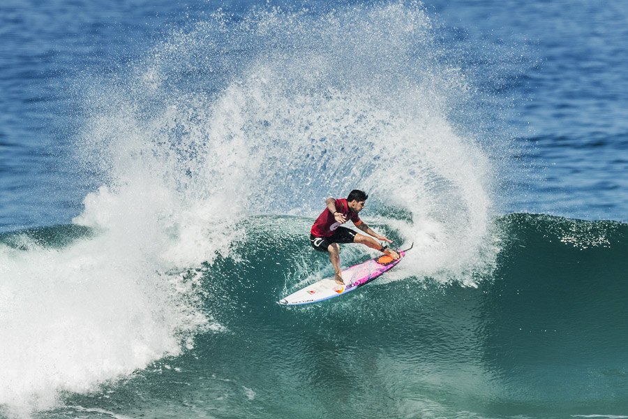 O goofy Gabriel Medina a surfar de frontside as esquerdas da Itaúna.
