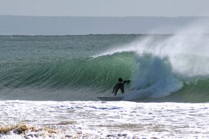 Felizmente, surfistas estavam por perto este domingo em Carcavelos.
