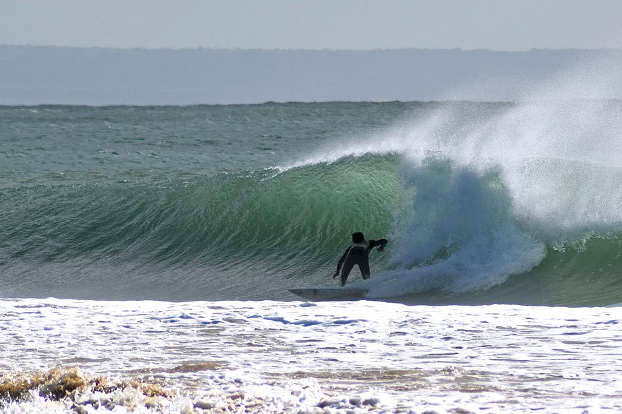 Felizmente, surfistas estavam por perto este domingo em Carcavelos.