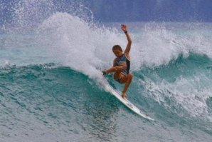 SIERRA KERR, DE APENAS 12 ANOS, MOSTRA A SUA EVOLUÇÃO NAS ILHAS MENTAWAI 