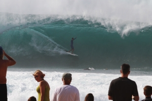 Pipe pode arrancar hoje com ondas assim.