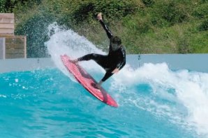 A festa privada na piscina da Wavegarden Cove