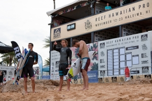 Frederico, Nicolau e Maxime observam as ondas em Haleiwa