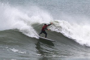 Tomás Fernandes a dar-se bem na primeira ronda da praia da Joaquina.