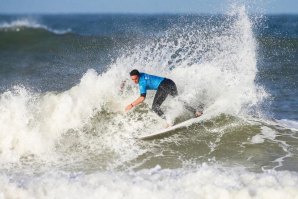 Tomás Fernandes a dar-se bem nas ondas de Netanya.